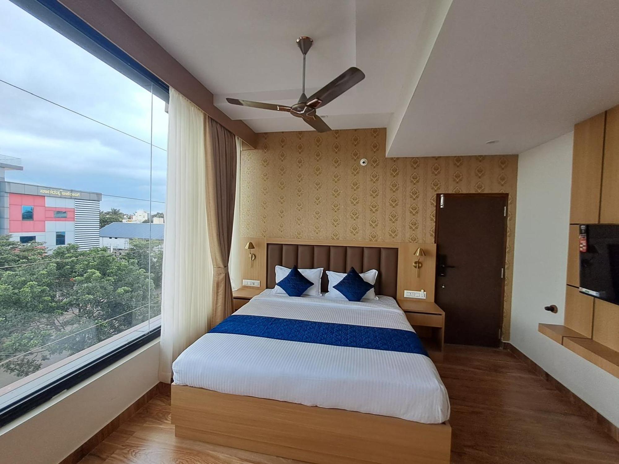 Sky Inn Mysore Buitenkant foto
