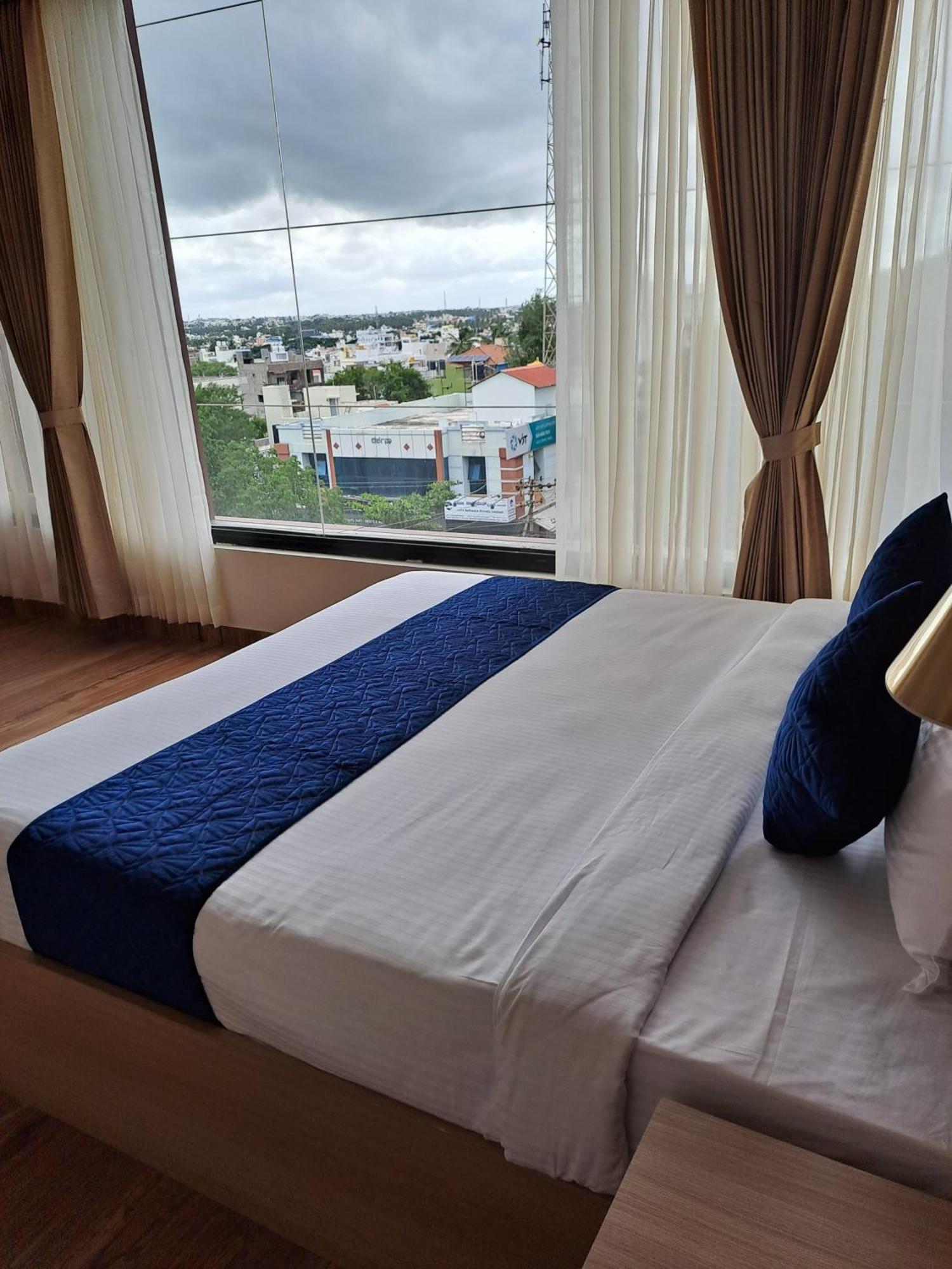 Sky Inn Mysore Buitenkant foto