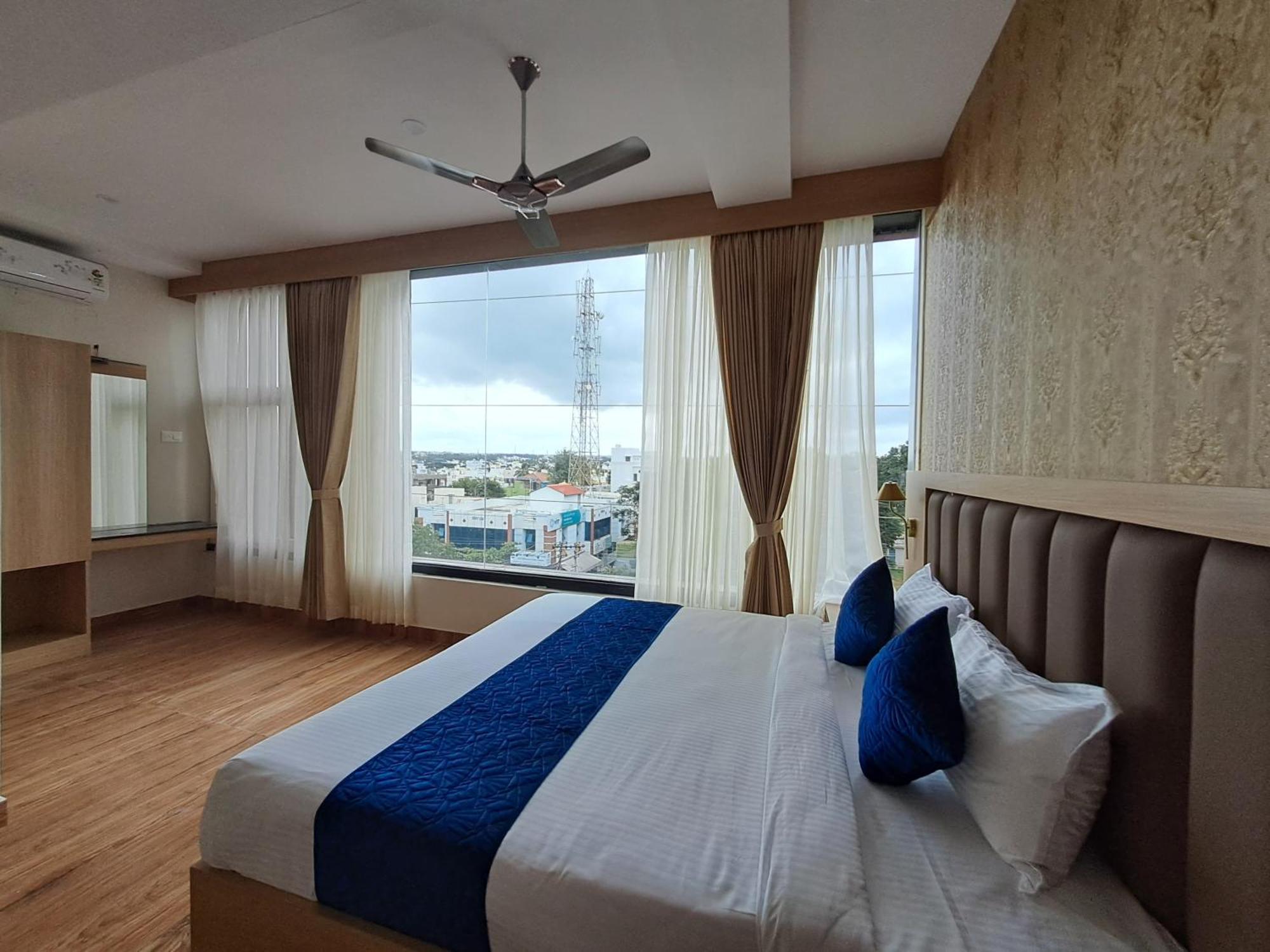 Sky Inn Mysore Buitenkant foto